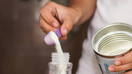 嬰兒吃奶要定時定量嗎？